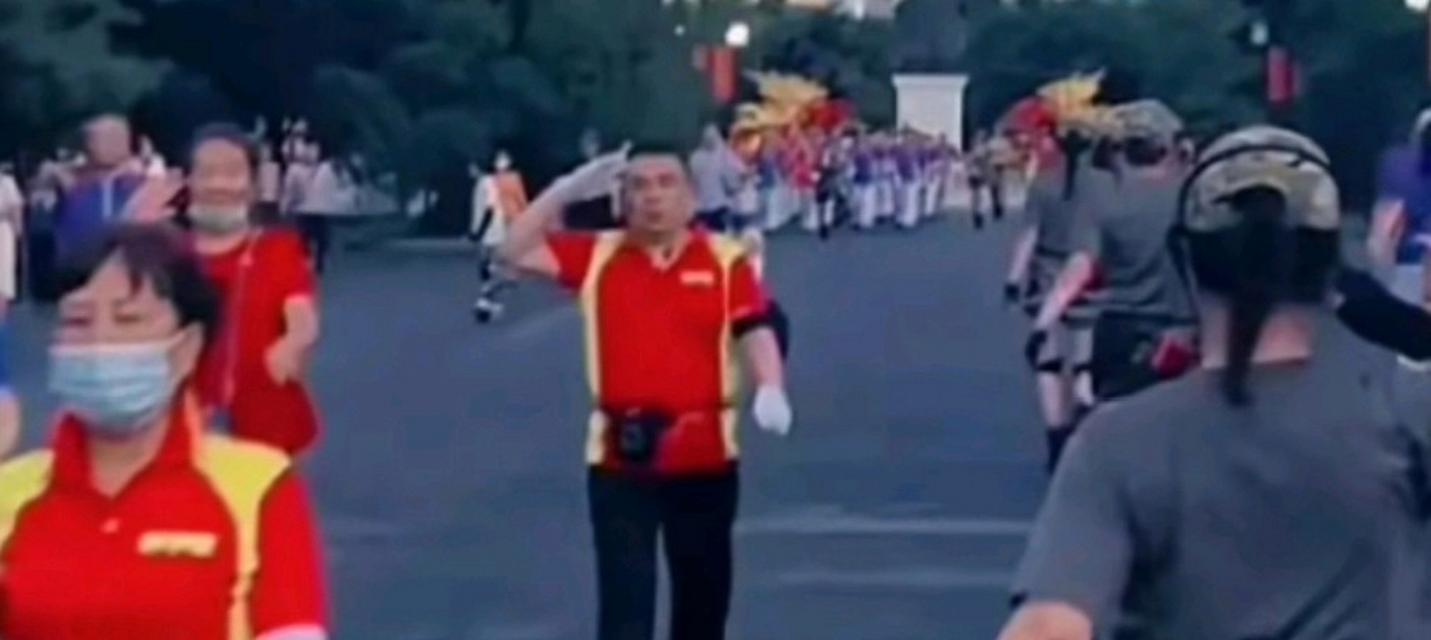 队伍成员框横着显示的原因是什么？如何调整为竖向显示？