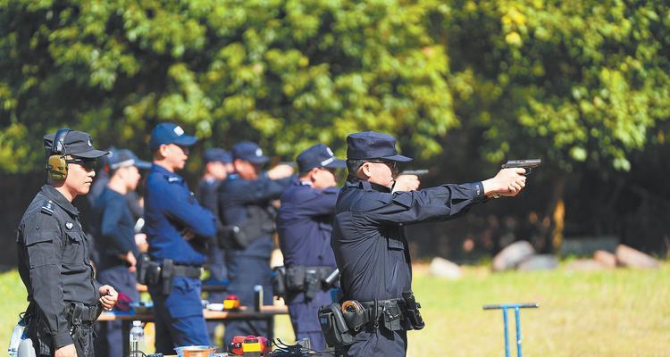 反恐精英中警察角色如何切换？换警察角色的操作流程是什么？