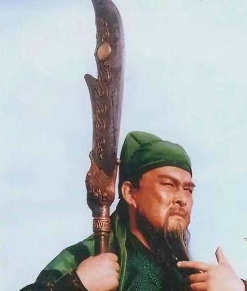 关羽一刀劈一塔的策略是什么？如何实现？