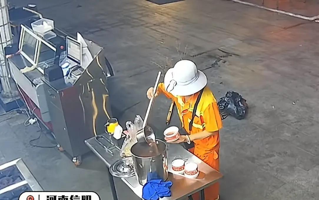 环卫工喝免费饮品后顺手拿走客人鸭货！还称"知道你人好拿了没事"
