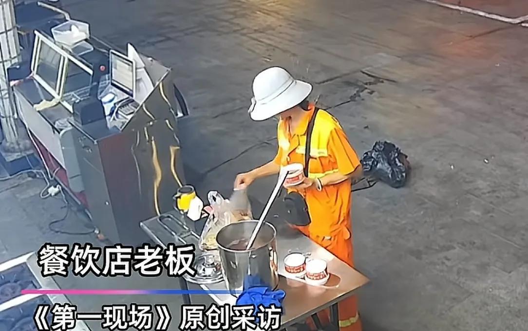 环卫工喝免费饮品后顺手拿走客人鸭货！还称"知道你人好拿了没事"