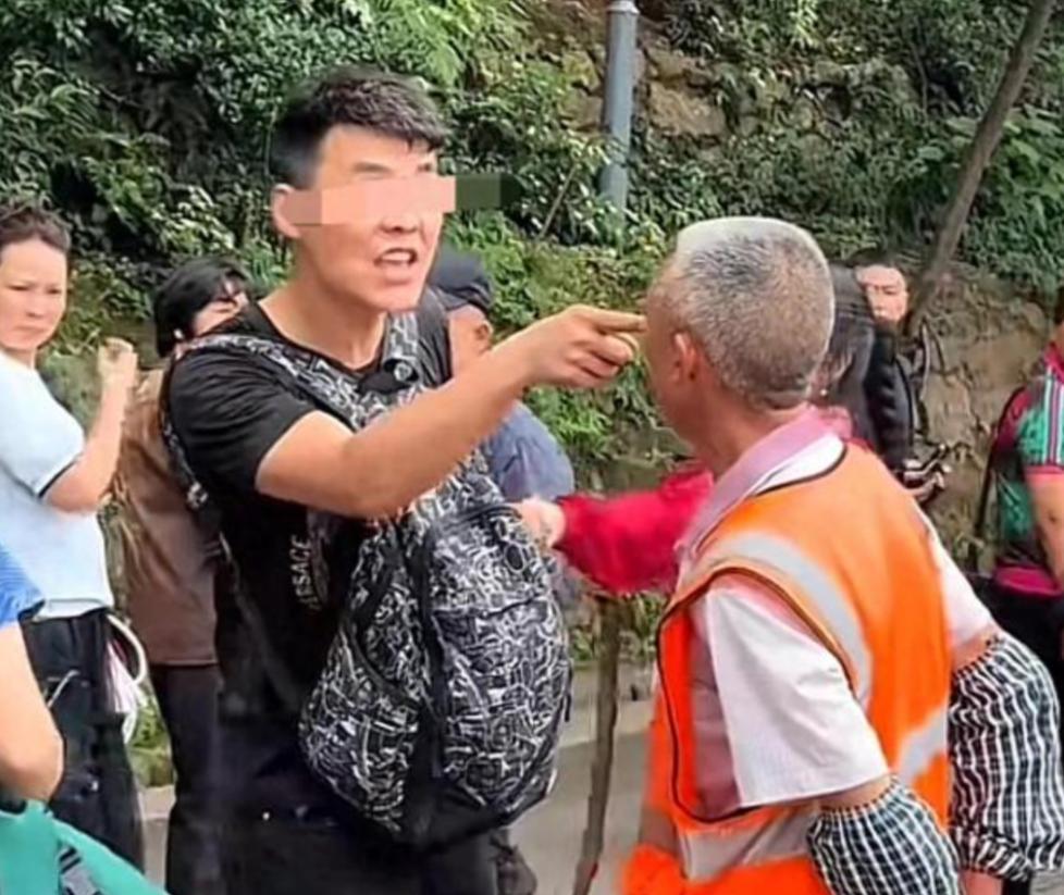 景区环卫工遭羞辱后续，对方手指老人践踏尊严，前科被扒心虚退网