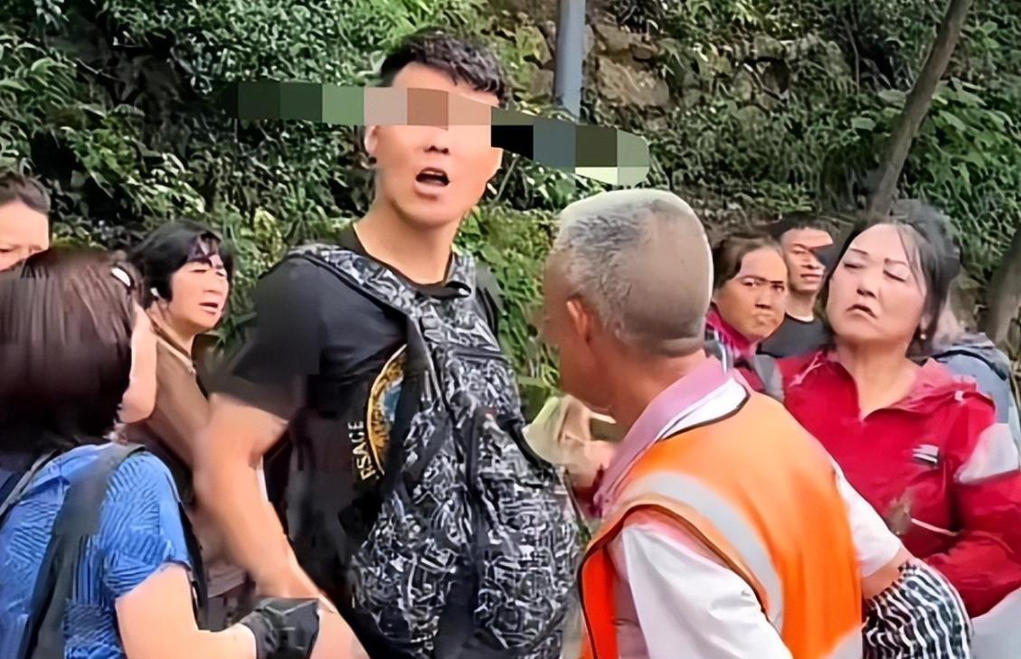 景区环卫工遭羞辱后续，对方手指老人践踏尊严，前科被扒心虚退网