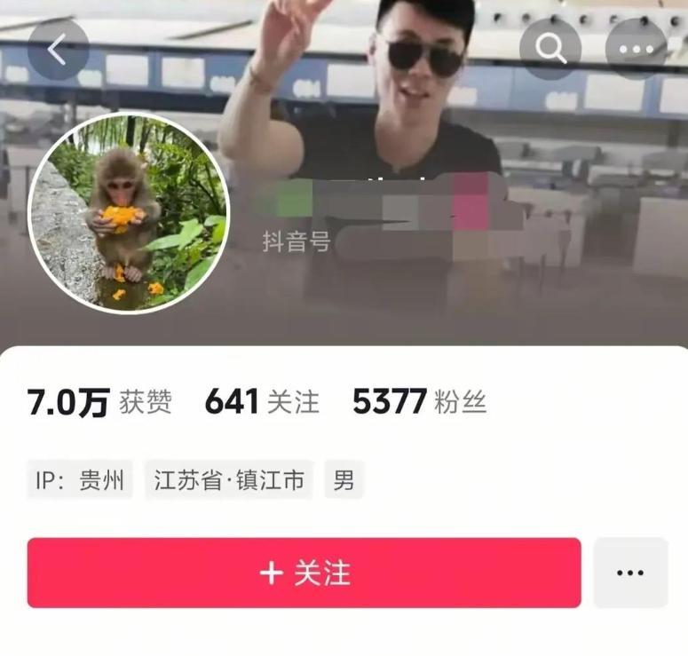 景区环卫工遭羞辱后续，对方手指老人践踏尊严，前科被扒心虚退网