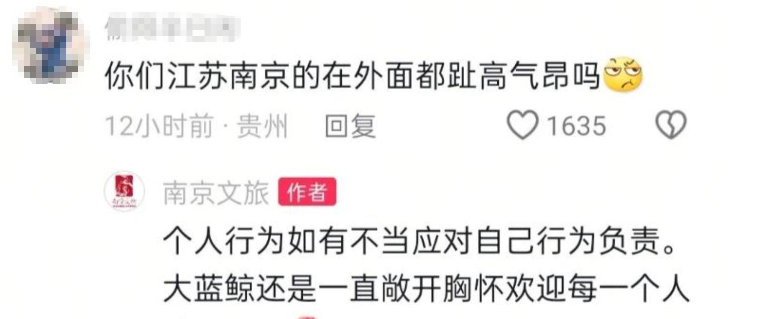 景区环卫工遭羞辱后续，对方手指老人践踏尊严，前科被扒心虚退网