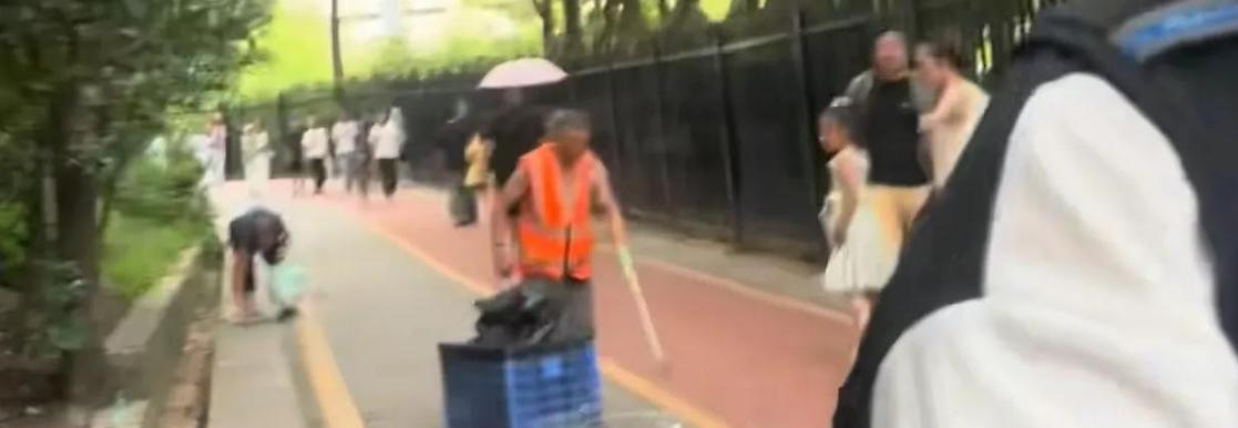 景区环卫工遭羞辱后续，对方手指老人践踏尊严，前科被扒心虚退网